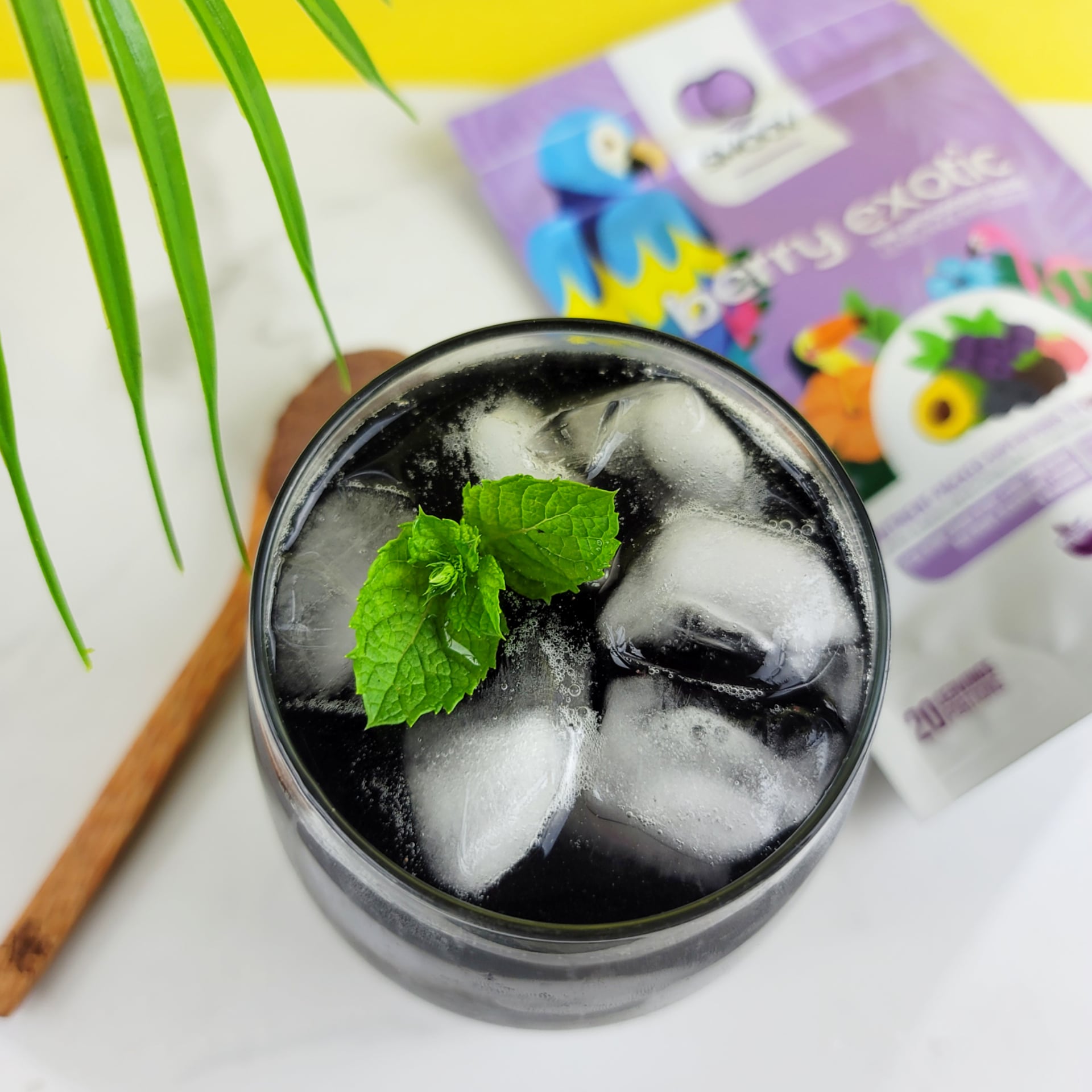 This fruity green tea is the perfect companion to your morning toast or afternoon slump. This cup starts off with a green tea taste, but as you get to the bottom, the berry flavour starts to come out and you're left with some yummy berry jam to snack on! 