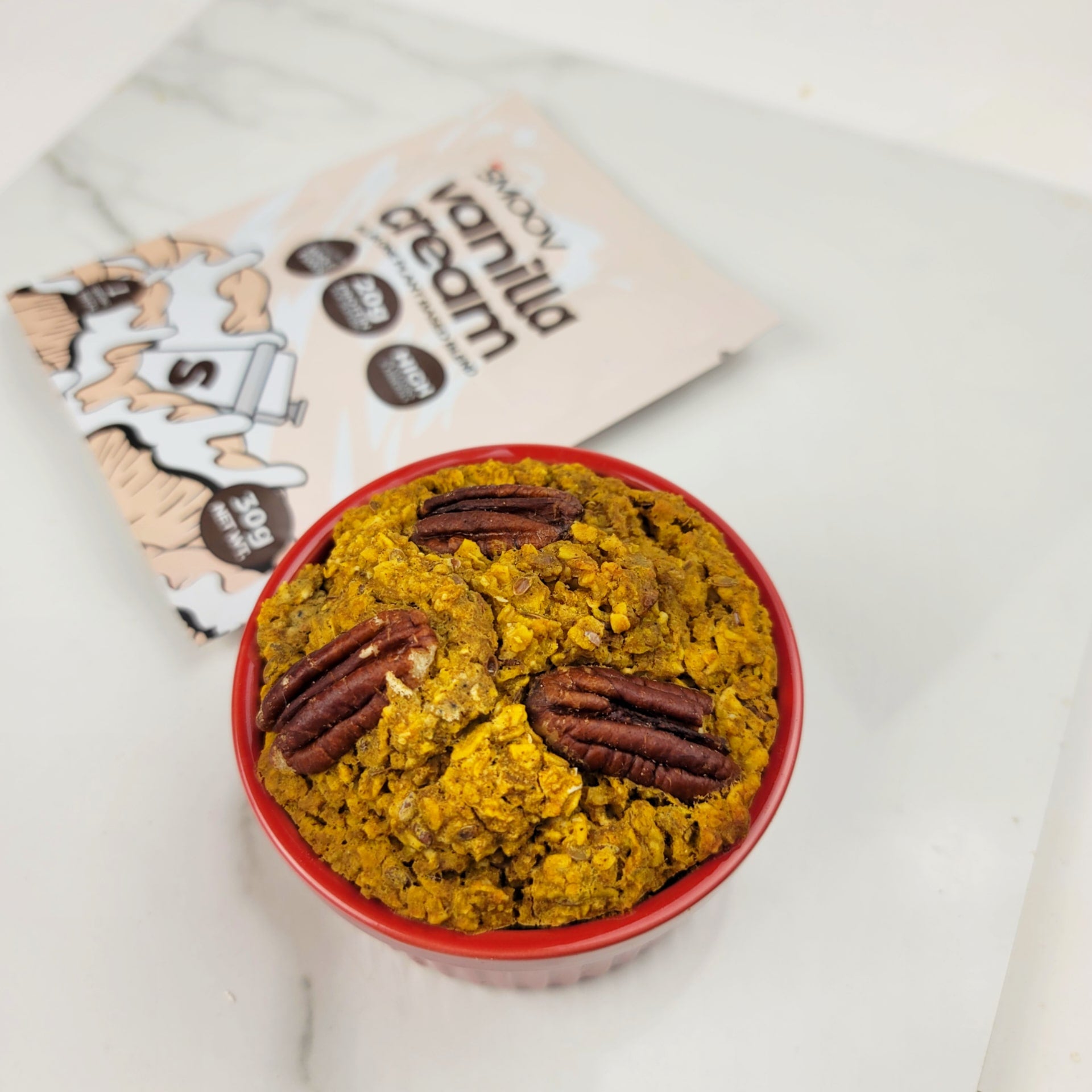  We're starting our week off with an energizing pumpkin bie baked oats bowl! 